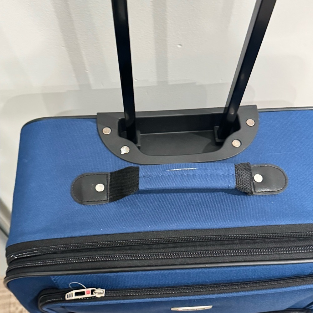 TAG Freehold Softside Spinner Luggage Softside luggage travel bag carry on - Picture 8 of 9